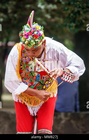 Mexiko-Stadt, Polanco, Hispanic Mexican, Museo Nacional de Antropologia National Museum of Anthropology, indigene Totonac Voladores Rite Kostüm, Pole dan Stockfoto