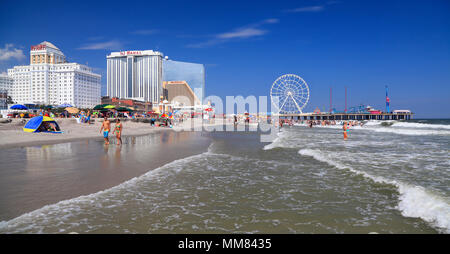 Strand und Steel Pier in Atlantic City. In den 1800er Jahren als Kurort, heute ist die Stadt mit modernen Hochhäusern übersät ist. Stockfoto