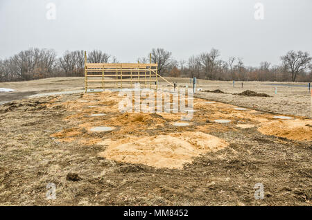 Framing für eine Garage mit Betonfußboden und Auffahrt. Beton Fundamente für einen gefertigten Home neben der Garage eingesetzt werden. Stockfoto