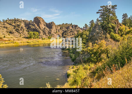 Die Menschen genießen einen Herbsttag auf dem Missouri River Stockfoto