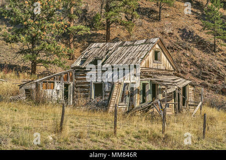 Verfallenen Haus Anmelden mit Nachmittag Sonne und schöne Bäume Stockfoto