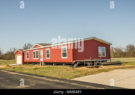 Neue hergestellten Haus mit roten Vinyl Siding und Fenster mit weißen Lineals Stockfoto