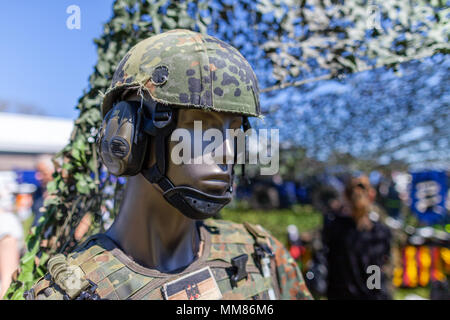 Deutschen Soldaten Schutz Helm auf eine Marionette Stockfoto