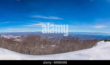 Herrlichem Bergblick Winterlandschaft Panorama wie aus dem Berg Lovcen in Nationalpark Lovcen, Montenegro gesehen Stockfoto