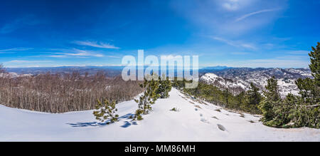Herrlichem Bergblick Winterlandschaft Panorama wie aus dem Berg Lovcen in Nationalpark Lovcen, Montenegro gesehen Stockfoto