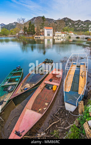 Vernachlässigt leer Fischer Boote am Ufer des Lake Skadar in Virpazar, Montenegro Stockfoto