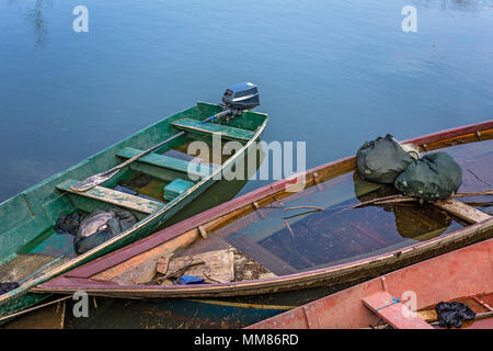 Vernachlässigt leer Fischer Boote am Ufer des Lake Skadar in Virpazar, Montenegro Stockfoto