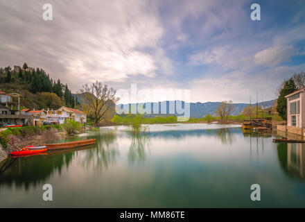 Vernachlässigt leer Fischer Boote am Ufer des Lake Skadar in Virpazar, Montenegro Stockfoto