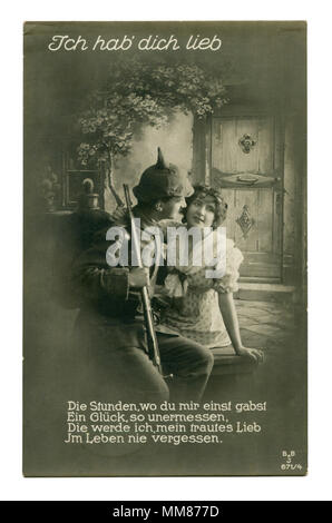 Alte deutsche Postkarte: Foto: Paar in Liebe: ein Soldat mit einem Gewehr und einem Mädchen in einem Kleid auf einer Bank sitzen. Romantisches Datum. Der erste Weltkrieg 1914-1918 Stockfoto