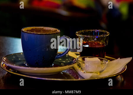 Türkische traditionelle Kaffee serviert mit lokum und Sorbet in Türkischen berühmten Coffee Shop Stockfoto