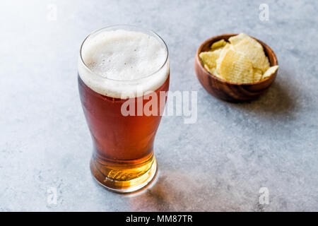 Kühlen erfrischenden bernsteinfarbenes Bier mit Snacks. Beverage Konzept. Stockfoto