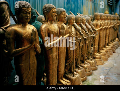 Thai Buddhismus - Buddha Statue Kunst zum Verkauf in Bamrung Muang Road in Bangkok, Thailand in Südostasien im Fernen Osten. Heitere Gelassenheit buddhistischen Reisen Stockfoto