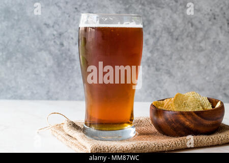 Kühlen erfrischenden bernsteinfarbenes Bier mit Snacks. Beverage Konzept. Stockfoto