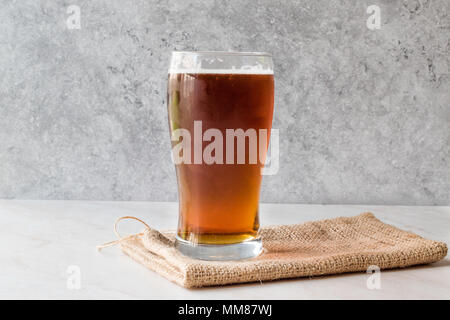 Kühlen erfrischenden Red Amber Bier im Glas. Beverage Konzept. Stockfoto