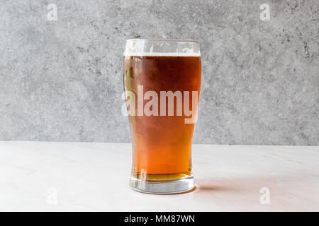 Kühlen erfrischenden Red Amber Bier im Glas. Beverage Konzept. Stockfoto