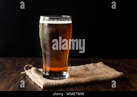 Kühlen erfrischenden Red Amber Bier im Glas. Beverage Konzept. Stockfoto