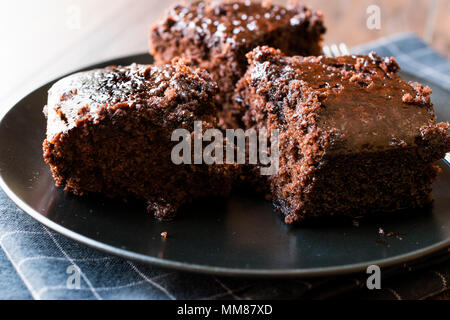 Feuchte Schokolade Biskuit Brownie Stücke in schwarze Platte. Organische Wüste. Stockfoto