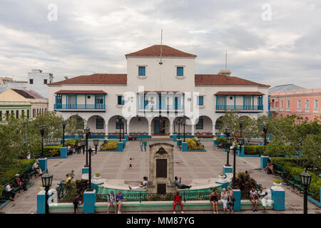 Blick von der Dachterrasse des Hotels Grande in Richtung Santiago De Cuba City Hall und Parque Cespedes Stockfoto