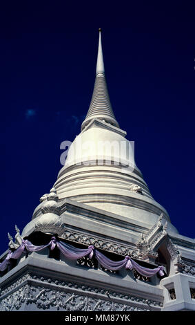 Dramatische Himmel hinter der chedi Stupa der buddhistischen Tempel Wat Pathum Wanaram in Bangkok, Thailand Südostasien Fernost. Buddhismus Architektur Stockfoto