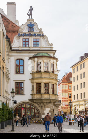 München, Deutschland - 4. April: Das Hofbräuhaus, einem berühmten bierhalle in München, Deutschland, am 4. April 2018. Stockfoto