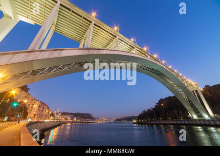 Ponte da Arrabida Brücke in Porto, Portugal Stockfoto