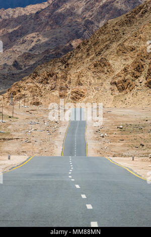 Emty Straße verschwinden in Himalaya Gebirge in Ladakh, Nordindien. Road Trip Konzept Stockfoto