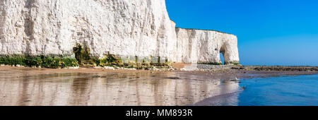 Panoramablick auf die weißen Kreidefelsen und Strand in Kingsgate Bay, Margate, East Kent, Großbritannien Stockfoto