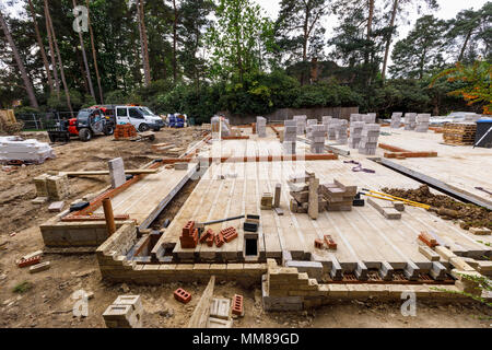 Breeze Blöcke auf dem Boden von einem neuen Haus im Bau auf einem Wohngebiet Vorstadt Garten infill Baustelle, Surrey, Südost England gestapelt Stockfoto