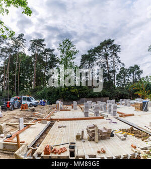 Breeze Blöcke auf dem Boden von einem neuen Haus im Bau auf einem Wohngebiet Vorstadt Garten infill Baustelle, Surrey, Südost England gestapelt Stockfoto