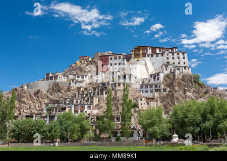 Spituk Kloster mit Blick auf das Himalaya Gebirge. Spituk Gompa ist eines berühmten buddhistischen Tempels in Ladakh, Jammu und Kaschmir, Indien. Stockfoto