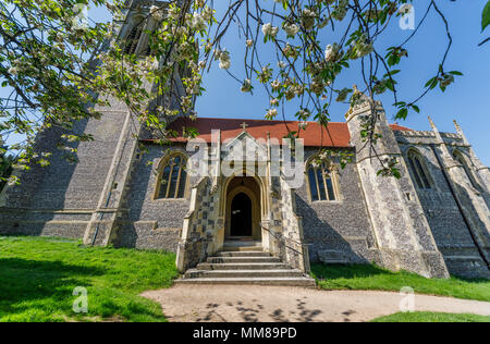 Traditionelle Feuerstein - konfrontiert, Pfarrkirche St. Johannes der Evangelist, Northington, einem kleinen Dorf in Hampshire, Südengland, in der Nähe von Winchester Stockfoto
