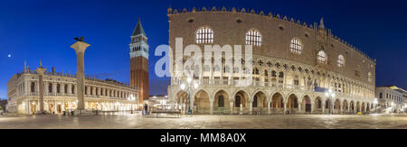 Nacht Panorama der Markusplatz mit Dogenpalast in Venedig, Italien Stockfoto