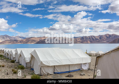 Tented Tourist Camp bei Pangong Tso See in Ladakh, Indien. Stockfoto