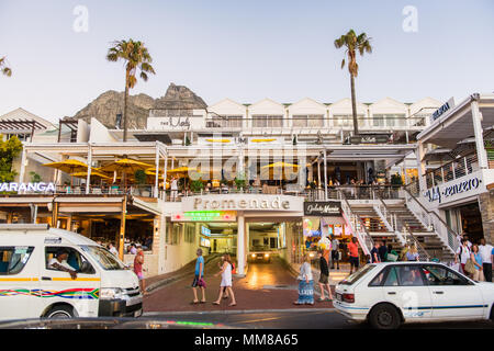 Menschen und Autos vor der Promenade in Camps Bay in Kapstadt, Südafrika Stockfoto