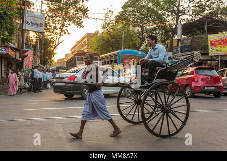 Kolkata, Indien - 11. April 2017: Traditionelle Hand zog indischen Rikscha Fahrer auf der Straße in Kolkata, West Bengal, Indien Stockfoto