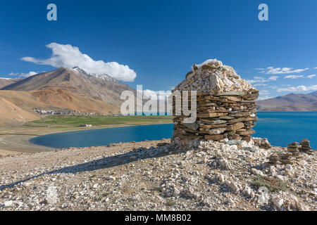 Einfacher buddhistischer Stupa aus Stein in der Nähe des Karzok Dorf und Tso Moriri See in Rupshu Tal in Ladakh, Indien Stockfoto