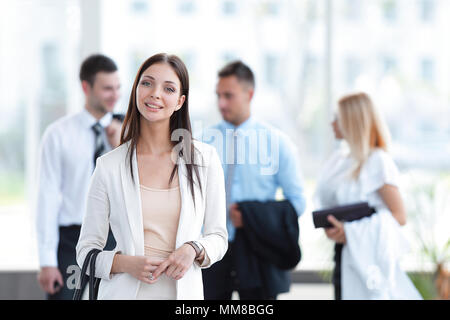 Portrait des erfolgreichen Business Frau auf unscharfen Hintergrund Büro Stockfoto