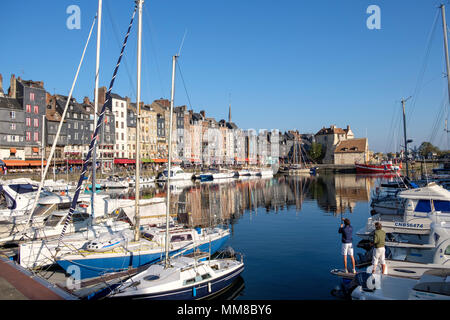 Honfleur Hafen mit Booten und Fischer, Normandie, Frankreich, Europa, Normandie, Frankreich, Europa Stockfoto