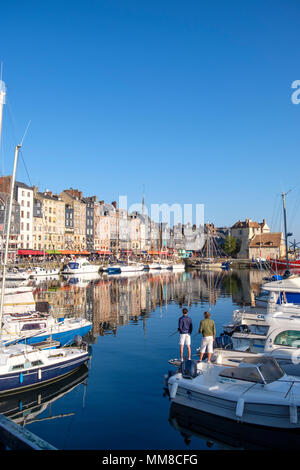 Honfleur Hafen mit Booten und Fischer, Normandie, Frankreich, Europa, Normandie, Frankreich, Europa Stockfoto