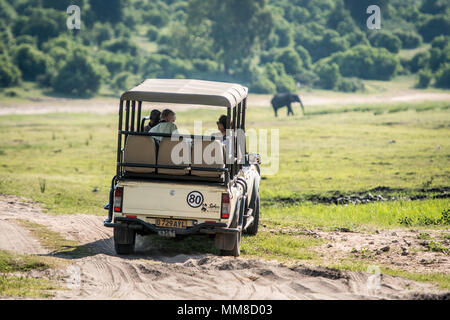 Spiel viewer Fahrzeug mit Safari goers navigiert unebenem Gelände, Chobe Nationalpark - Botswana Stockfoto