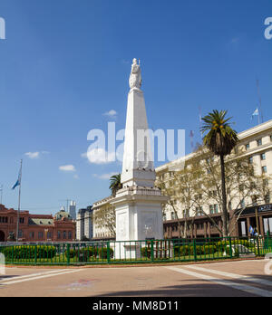 Die Plaza de Mayo (Englisch: Square) ist der Hauptplatz in Buenos Aires. Im Hintergrund, die Casa Rosada (rosa Haus). Die Pyramide kann gesehen werden. Stockfoto