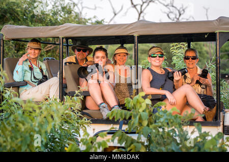 Eine Gruppe von Touristen auf Safari caravan alle ihre Kameras halten und Pose. Chobe Nationalpark - Botswana Stockfoto