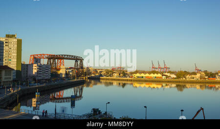 BUENOS AIRES, ARGENTINIEN - 13. SEPTEMBER: Panorama der industrielle Teil von La Boca, mit Kränen auf den Hafen und die Brücke von Avellaneda im Hinterg Stockfoto