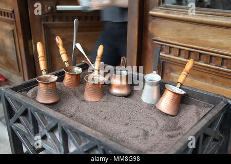 Türkischer Kaffee pots außerhalb ein Restaurant in Tiflis Stockfoto