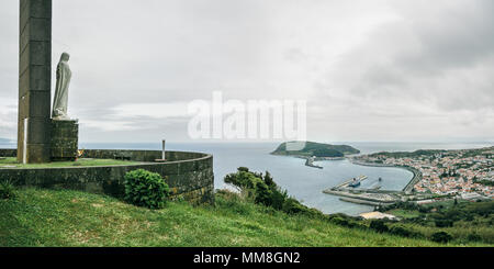 Ein Panoramablick von der Nossa Senhora da Conceição Aussichtspunkt auf die Insel Faial, Azoren. Stockfoto