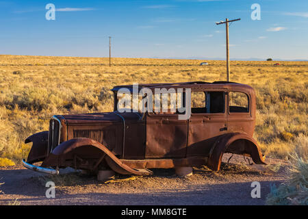 Alte Studebaker an einer Gedenkstätte entlang der Strecke der alten Route 66 in Petrified Forest National Park, Arizona, USA verrostet Stockfoto