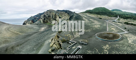 Panoramablick auf die ASHY vulkanische Landschaft von der Oberseite des Capelinhos Leuchtturm. Faial Azoren. Stockfoto