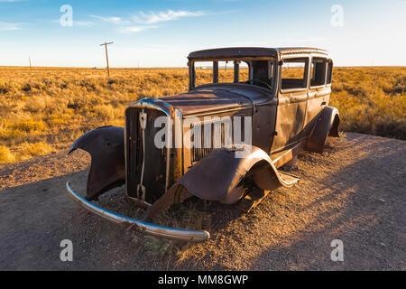 Alte Studebaker an einer Gedenkstätte entlang der Strecke der alten Route 66 in Petrified Forest National Park, Arizona, USA verrostet Stockfoto