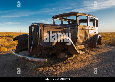 Alte Studebaker an einer Gedenkstätte entlang der Strecke der alten Route 66 in Petrified Forest National Park, Arizona, USA verrostet Stockfoto