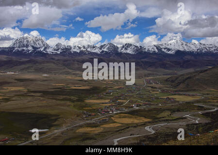 Atemberaubende Aussicht auf 5820 m Yala Snow Mountain (zhara Lhatse) oberhalb der Tagong Grasland, Sichuan, China Stockfoto